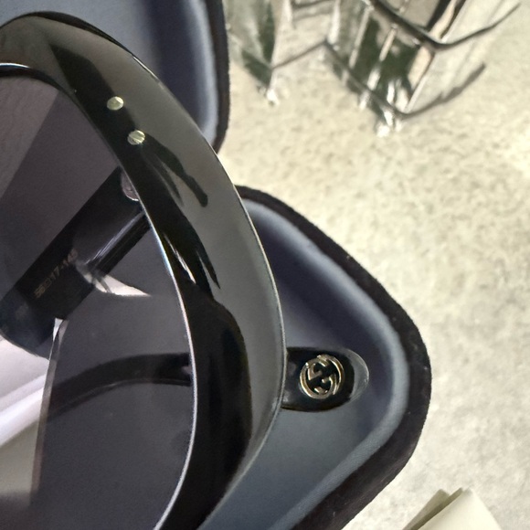 Beautiful Gucci Black Sunglasses! Authentic and classic! Excellent condition!! - Picture 6 of 10